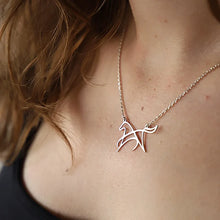 Carregar imagem no visualizador da galeria, Colar oco de cavalo simples e elegante