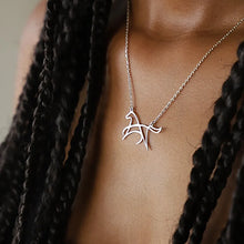 Carregar imagem no visualizador da galeria, Colar oco de cavalo simples e elegante