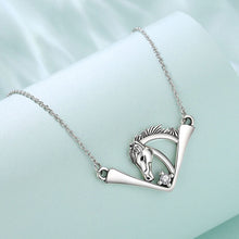 Carregar imagem no visualizador da galeria, Colar de cabeça de cavalo de prata 925