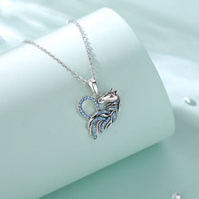 Cargar imagen en el visor de la galería, Delicado collar de caballo con corazón de cristal azul