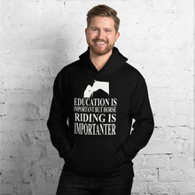 Lade das Bild in den Galerie-Viewer, Reiten ist wichtiger Unisex Hoodie