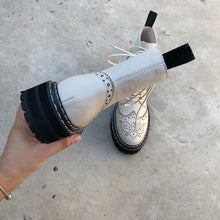 Cargar imagen en el visor de la galería, botines con parte superior de piel de vaca