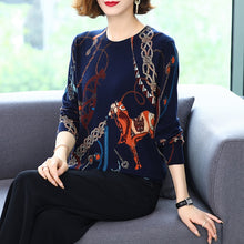 Load image into Gallery viewer, سترة برقبة دائرية وطبعة حصان