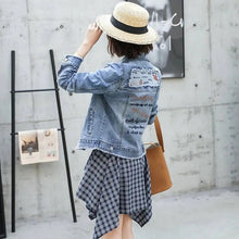 Görseli Galeri görüntüleyiciye yükleyin, İnce Ve İnce Net Kırmızı Nakışlı Pardesü