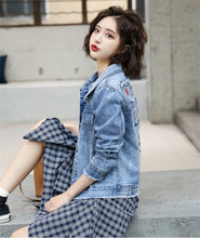 Görseli Galeri görüntüleyiciye yükleyin, İnce Ve İnce Net Kırmızı Nakışlı Pardesü