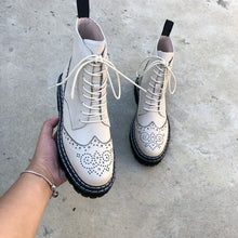 Cargar imagen en el visor de la galería, botines con parte superior de piel de vaca