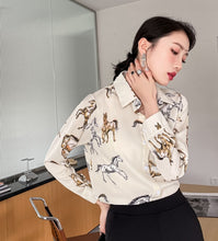 Load image into Gallery viewer, بلوزة شيفون بأكمام طويلة وطبعة حصان