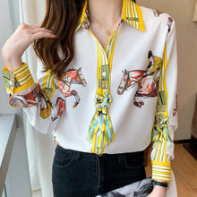 Load image into Gallery viewer, بلوزة بيضاء مطبوعة على شكل حصان