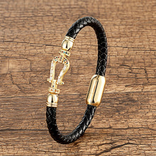 Carregar imagem no visualizador da galeria, Bracelete de Couro Genuíno em Ferradura
