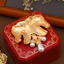 Load image into Gallery viewer, Pearl Horse Heads Brooch
