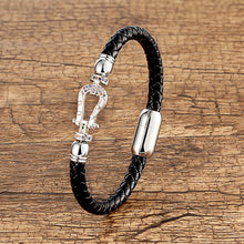 Carregar imagem no visualizador da galeria, Bracelete de Couro Genuíno em Ferradura
