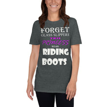 Carica l'immagine nel visualizzatore di Gallery, Questa principessa indossa una t-shirt unisex BOOTS

