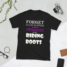 Carica l'immagine nel visualizzatore di Gallery, Questa principessa indossa una t-shirt unisex BOOTS
