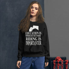 Načíst obrázek do prohlížeče Galerie, Jízda na koni je důležitější unisexová mikina
